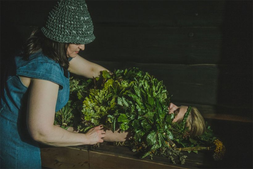 ピルツマスター（左）により、森で採取した枝葉をふんだんに使った施術が受けられる。