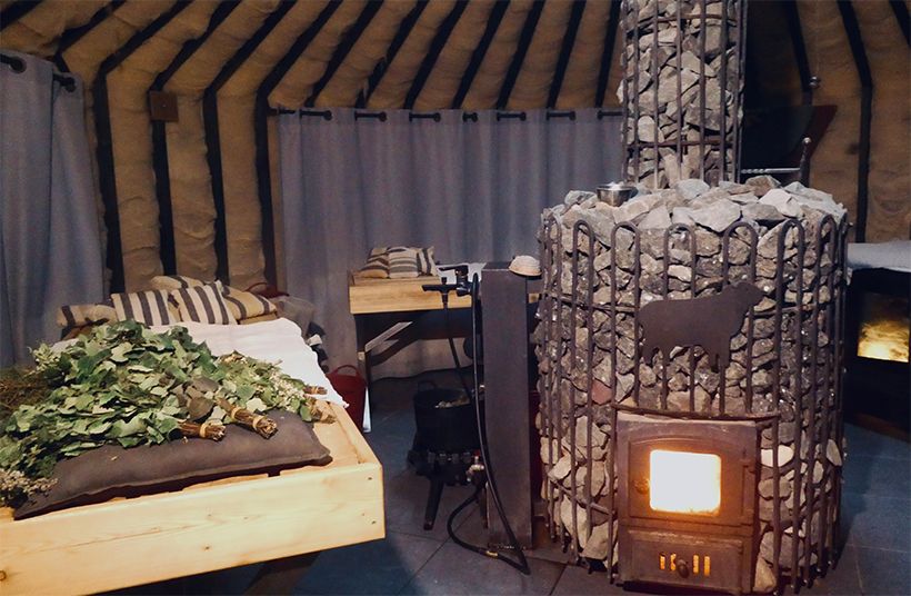 ウールサウナ内。壁沿いのベッドに寝そべり、施術を受ける。ベッドの上に置かれているのが「ウィスク」。