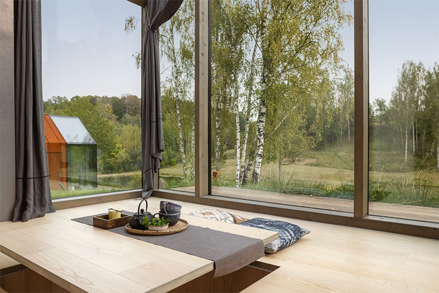 「グラスルーム」室内。テーブル部を下げると床がフラットになり、壁に収納されているベッドを倒すとベッドルームに。