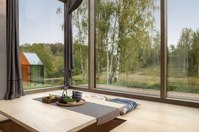 「グラスルーム」室内。テーブル部を下げると床がフラットになり、壁に収納されているベッドを倒すとベッドルームに。