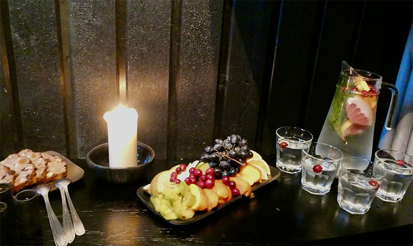 休憩スペースには、ドリンクとフルーツ、パンが置かれている。