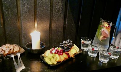 休憩スペースには、ドリンクとフルーツ、パンが置かれている。