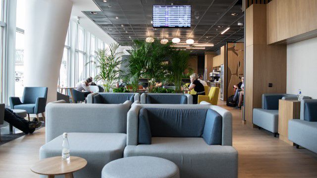 ワルシャワ・ショパン空港内のLOTポーランド航空のビジネスラウンジ。