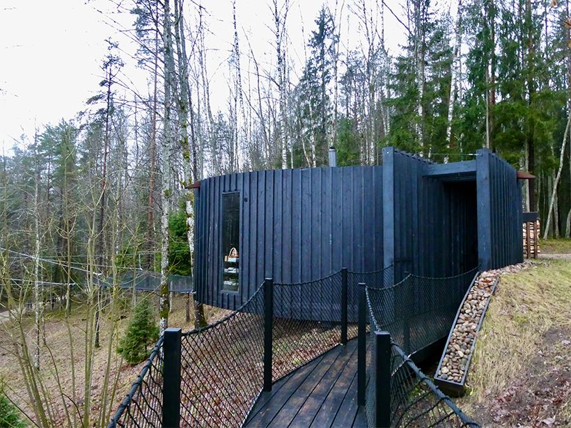 ウールサウナ外観。最後に、左側にうっすらと見えるネットに寝そべる。まるで空中浮遊。