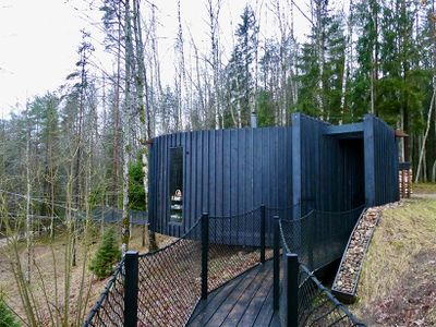 ウールサウナ外観。最後に、左側にうっすらと見えるネットに寝そべる。まるで空中浮遊。