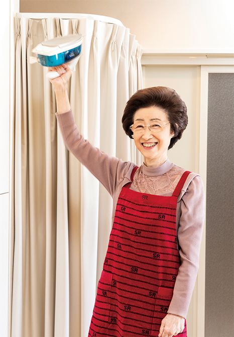 「片手 で持ち上げている姿を鏡に映すとおかしくて、 思わず笑いたくなってしまいます」と菅沼先生。