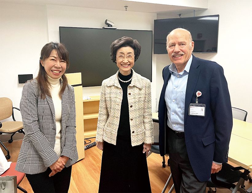 ナノプラスチックに関する国際会議で講演するために渡米した際の写真。スタンフォード大学のロナルド・パール教授、慶應義塾大学の満倉靖恵教授と。