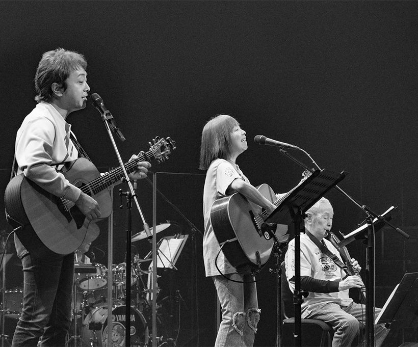 亡くなる4日前、イルカさん、冬馬さんと舞台出演しウィンドシンセサイザーを演奏した父（右）。（2025年10月17日。「イルカ with Friends Vol.19」コンサート）。写真提供／イルカオフィス