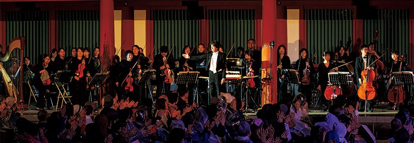 欧州で活躍中の桝澤寿男氏が指揮する京都フィルハーモニー室内合奏団特別交響楽団。写真中央が桝澤氏。