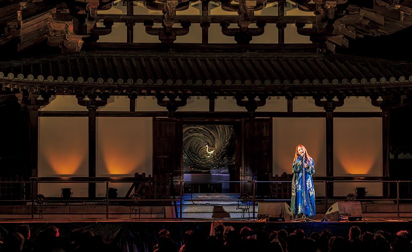 2025年11月2日に行われた世界遺産・薬師寺奉納行事「八神純子Symphonic Resonance of TERRA ー地球との共振ー」（ 主催：RENAISSANCE CLASSICS）。数多のヒット曲で盛り上げ、11分を超す大作「TERRA〜here we will stay」では薬師寺を支えてきた木々にまで染みていくような歌を響かせた。