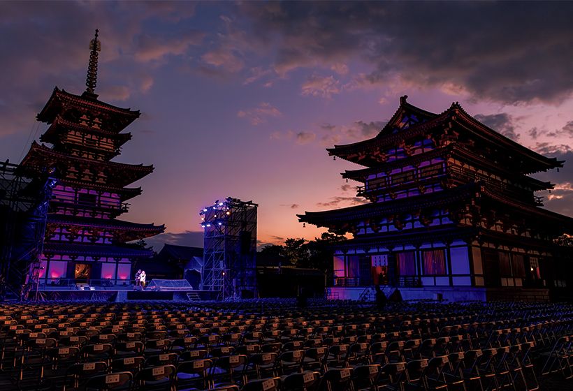 日暮れ時、幻想的に染まる東塔と金堂。