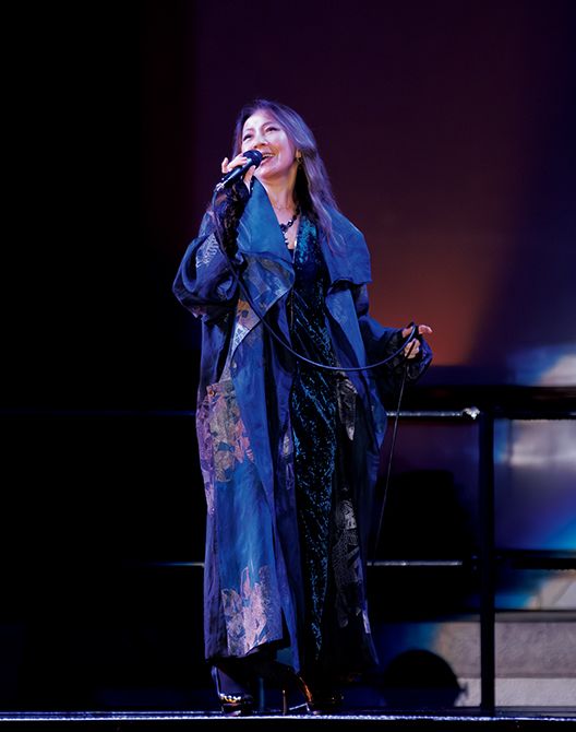 薬師寺に唯一残る創建時の建物、東塔前に設置された会場での奉納行事で圧巻の歌を披露した八神純子さん。