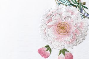 連載「絹糸に託すいのちの輝き」3月　日本刺繍作家・草乃しずかさんの八重桜