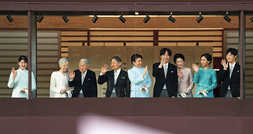 令和8年1月2日　初めて新年一般参賀にお出ましになった悠仁さま（右端）。午前中は上皇上皇后両陛下もお出ましになり、3世代お揃いに。新年を寿ぐ参賀者は6万人を超えた。