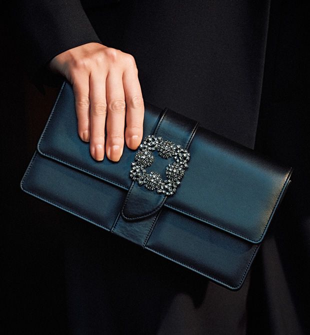 ラインストーンのバックルが煌めくクラッチを、華やかさのアクセントに。バッグ36万800円／マノロ ブラニク（ブルーベル・ジャパン）