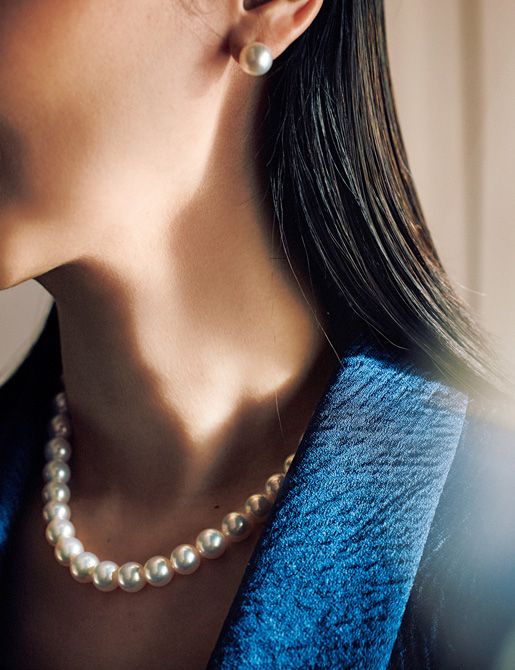 昼の正礼装には装飾が華美でないパールジュエリーで。写真は10㍉粒のネックレスとピアス。ネックレス363万円　ピアス63万8000円／ともにTASAKI　ジャケット23万1000円／ジュンアシダ