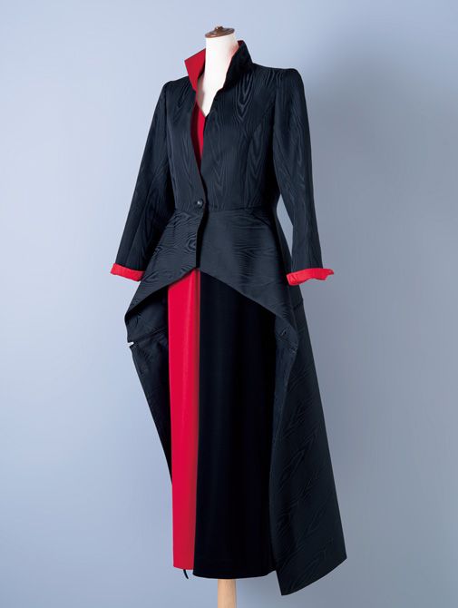 実際に親授式で着用した、“ジャケットイブニング”。ジャケットの長い裾はファスナーで着脱可能。