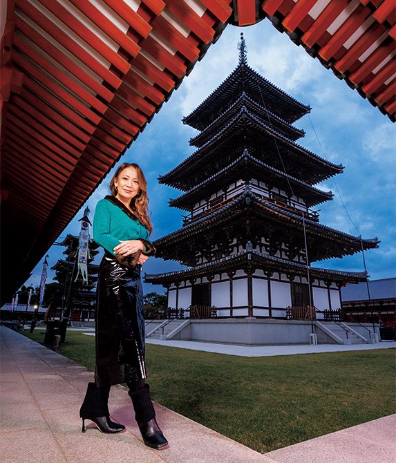 開演前、回廊にて東塔に臨む八神さん。「雨になってしまいましたが、幻想的な奉納行事は私にも忘れられない時間になりました」。