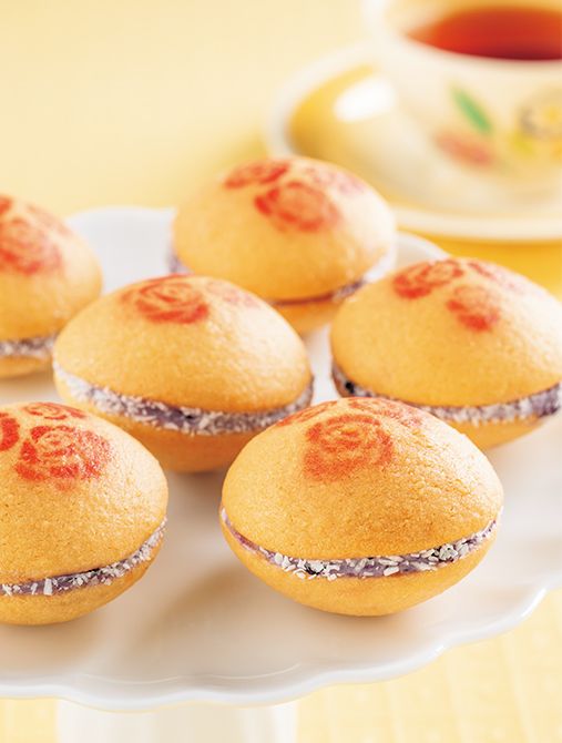 サブレの表面には、「帝国ホテル 東京」のロビー装花を象徴する“赤いバラ”のデザインがあしらわれている。