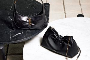 定番の「黒」を再解釈。春の装いを引き締めるブラックのバッグが登場