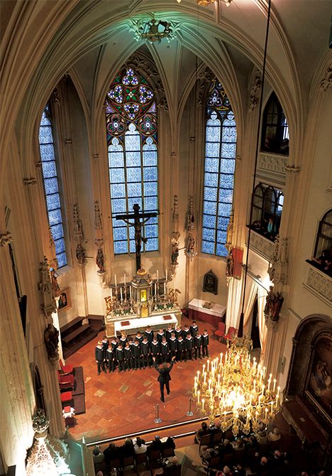 合唱団の活動の柱の一つ、500年以上続くウィーンの宮廷礼拝堂でのミサの様子。往年の名指揮者トスカニーニが、“天使の歌声”と絶賛した。撮影/阿部 浩