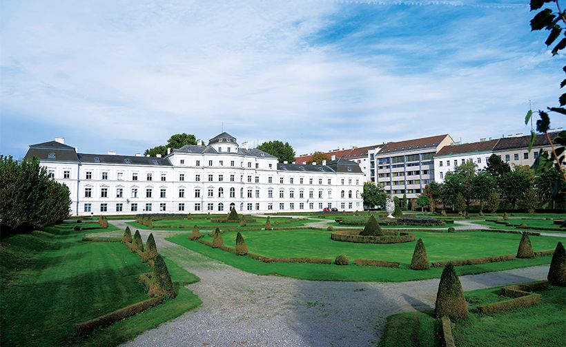 合唱団の本拠地は、17世紀に建てられたアウガルテン宮殿。約100名のメンバーがこの瀟洒な館で生活しながら、日々学び、鍛錬を重ね、“歌う親善大使”として世界中でコンサート活動を続けている。撮影/阿部 浩