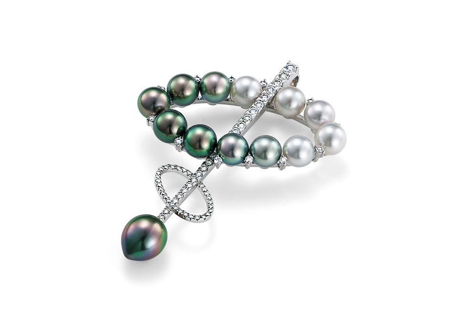 光のドップラー効果をタヒチパールで表現。真珠のまろやかな丸みとダイヤモンドのラインの組み合わせがコンテンポラリーな印象。Tahitian Pearl Trophy Japan 2007 年 ペンダント部門3位(WG×黒蝶真珠9ミリ×ダイヤモンド)(参考商品)/清美堂真珠