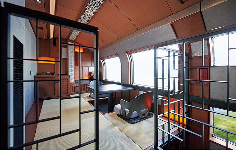 最上級の客室「四季島スイート」の2 階リビング。「秋田木工」による曲木の座椅子など、日本が誇る伝統工芸が調度品や内装の随所に生かされている。