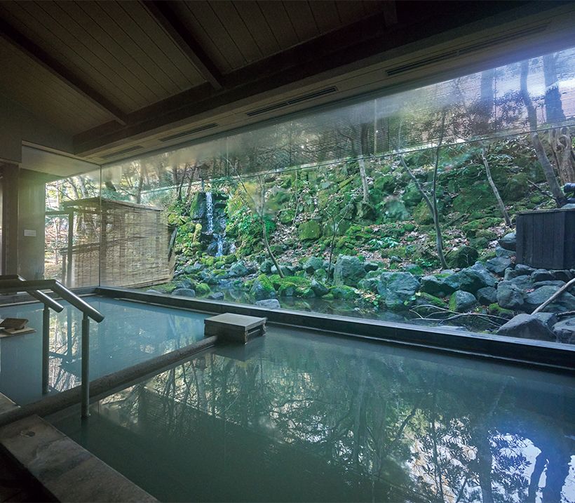 選択できる2日目の宿より、「滝乃家」の大浴場。登別地獄谷から湧出する源泉には血流促進、痛みの緩和などの効果が。