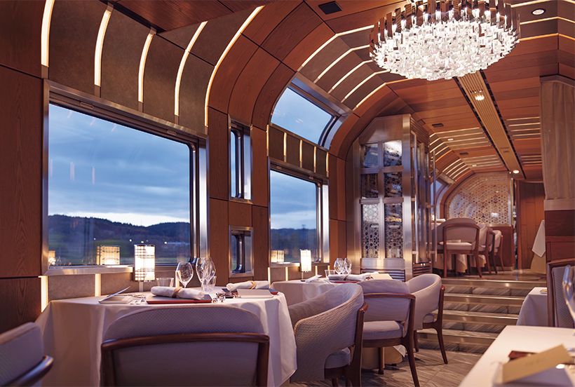 6号車のダイニングで、大自然の風景と各地の旬の食材を味わう格別の美食体験を。総料理長の斉藤卓也氏や沿線の名店のシェフが腕によりをかける。