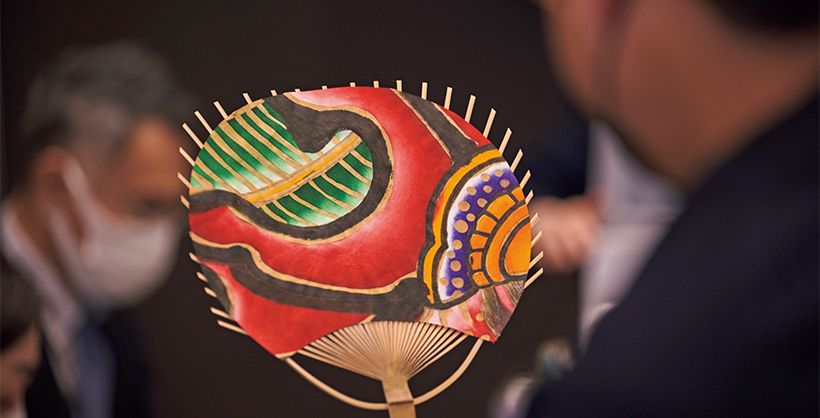 3日目の旅程より、世界に一つだけのうちわ作り体験の様子。色鮮やかなねぶた絵を切り抜いて作る。