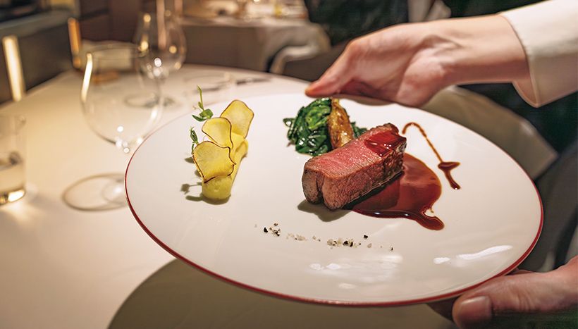 完全無添加で育てられた宮城県栗原市の牛のフィレ肉を赤ワインソースで。旬のシルクスイートのピュレや寒締めほうれん草のソテーとともに。