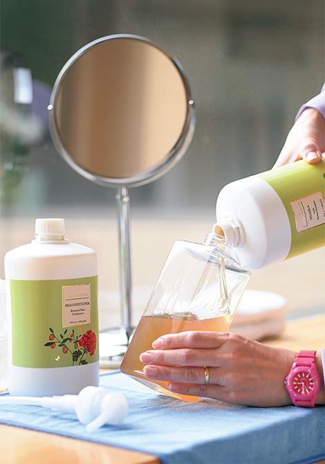 ホスピタリティの重視が特徴の「グラ ンサービス」。今回は事前打ち合わせ の内容に添って、シャンプーの補充や タオルの整理収納も実施します。その 際、シャンプーはボトル本体やポンプ の口に固まった液だれを拭き取り、清 潔な状態でセット。