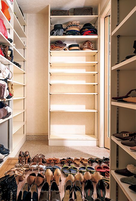 帽子やバッグ、靴などが収納された玄関収納は、中身を出して整理しつつ、抗菌エレクトロンやほうき、掃除機で棚板や四隅に溜まった細かいゴミをきれいに除去。さらにクロスで、棚板や側面板を拭き上げます。