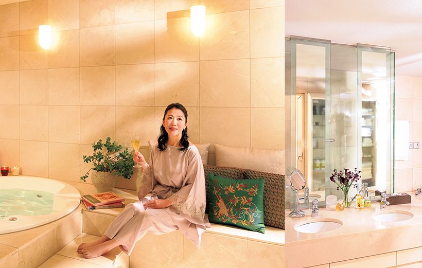 プロの手による掃除が終わり、隅々まで 美しく整えられた大理石の浴室で、シャ ンパンを手にくつろぐ松下さん。「浴室 は、母がイタリアのインテリア誌を見な がら、こだわり抜いてつくった空間。こ うしていると、心が落ち着きます」。