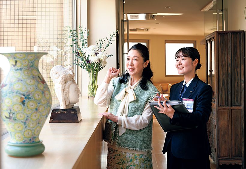 ダスキンのマネジャーが松下さんの要望に合わせて住 まいを訪問。「グランサービス」の説明をした後、日 頃の掃除に関する困り事を聞き取り、掃除箇所や内容 を一緒に検討・確認します。今回は浴室・洗面所も掃 除範囲に含まれるため、タオルの畳み方や収納場所な どを細やかに聞き、最後にお見積もりを提示します。