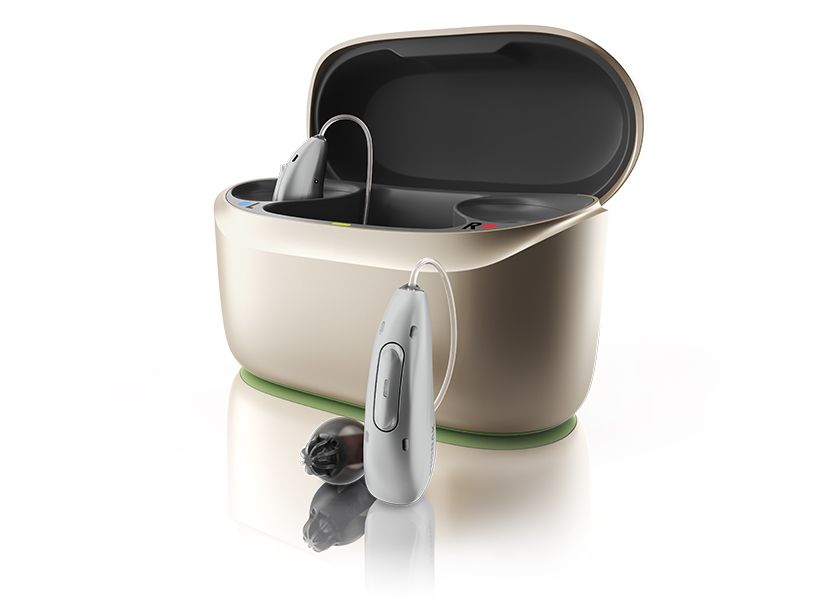 高性能チップ搭載でクリアな音 声で場に応じた最適な音を選択。小 型で軽量。全7色 片耳24万円～（機 能により異なる・非課税）、充電器 1万1000円。