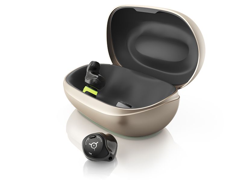 最新チップを搭載した初の充電 タイプの耳あな型補聴器。片耳24 万9000円～（機能により異なる・ 非課税）、充電器1万1000円。