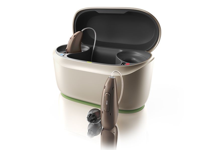2つの高性能チップ搭載で音声から雑音 を最大限に除去し、聞き取りが向上。全7色 片耳51万2000円～（機能により異なる・非課 税）、充電器3万3000円。