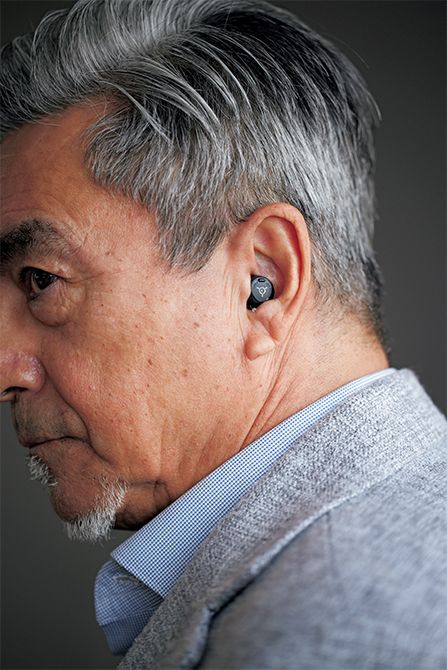 上の写真で男性が装用しているのは「フォナック バート I-R」。一人ひとりの耳の形状と音響効果に 合わせて設計され、よりぴったり合う音質を実現。