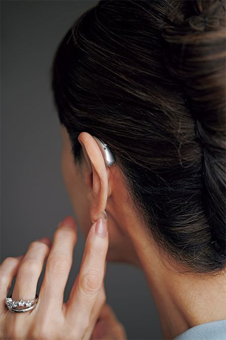 上の写真で女性が装用しているのは「オーデオ インフィニオ スフィア」より小型の「フォナッ ク オーデオ I-R」。本体がさらに見えにくい。