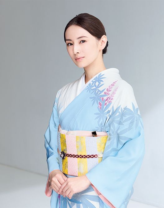 きもの／須藤真美子　帯（制作／北織）／銀座もとじ 和 織　帯揚げ／和小物さくら　帯締め／ 道明　帯留めにしたクリップ355万800円／ヴァン クリーフ＆アーペル（ヴァン クリーフ＆アーペル ル デスク) 