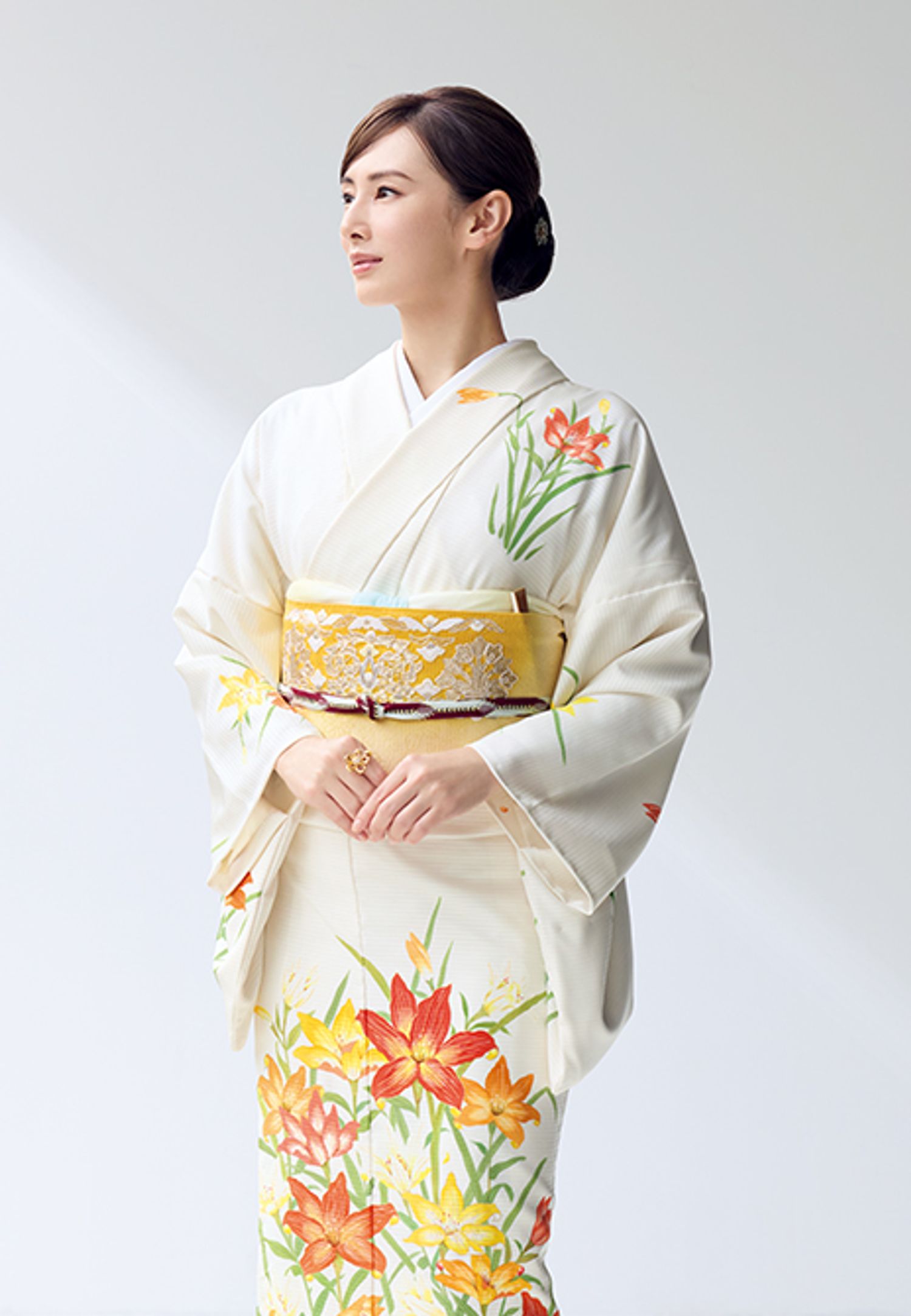 きもの／染の百趣 矢野　帯／北織　帯揚げ／和小物さくら　帯締め／道明　髪飾り／かづら清老舗　リング151万8000円／ヴァン クリーフ＆アーペル（ヴァン クリーフ＆アーペル ル デスク）