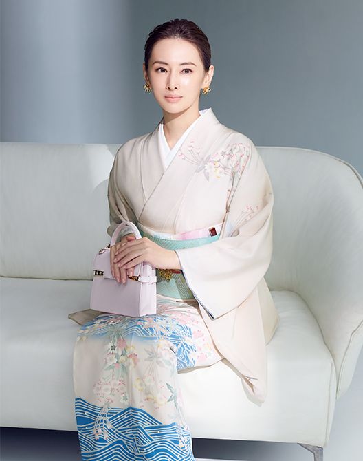 きもの／きもの百科イトカワ　帯／服部商店 ときね　帯揚げ／和小物さくら　帯締め／道明　イヤリング224万4000円　帯留めにしたクリップ409万2000円／ともにヴァン クリーフ＆アーペル（ヴァンクリーフ＆アーペル ル デスク）　バッグ82万8300円／デルヴォー