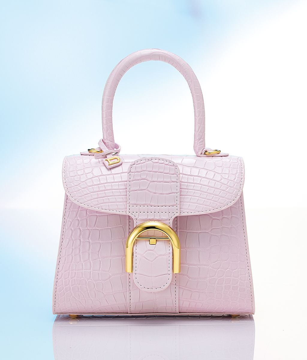 1958年のブリュッセル万国博覧会をきっかけに作られた名品「ブリヨン」。輝き、煌めきを意味するその名にふさわしい、品格溢れる佇まい……。軽やかなライラック色に染まった最高級のアリゲーターが、圧倒的なオーラを放ちます。バッグ「ブリヨン ミニ」（縦16×横20×マチ11.5センチ）412万600円／デルヴォー