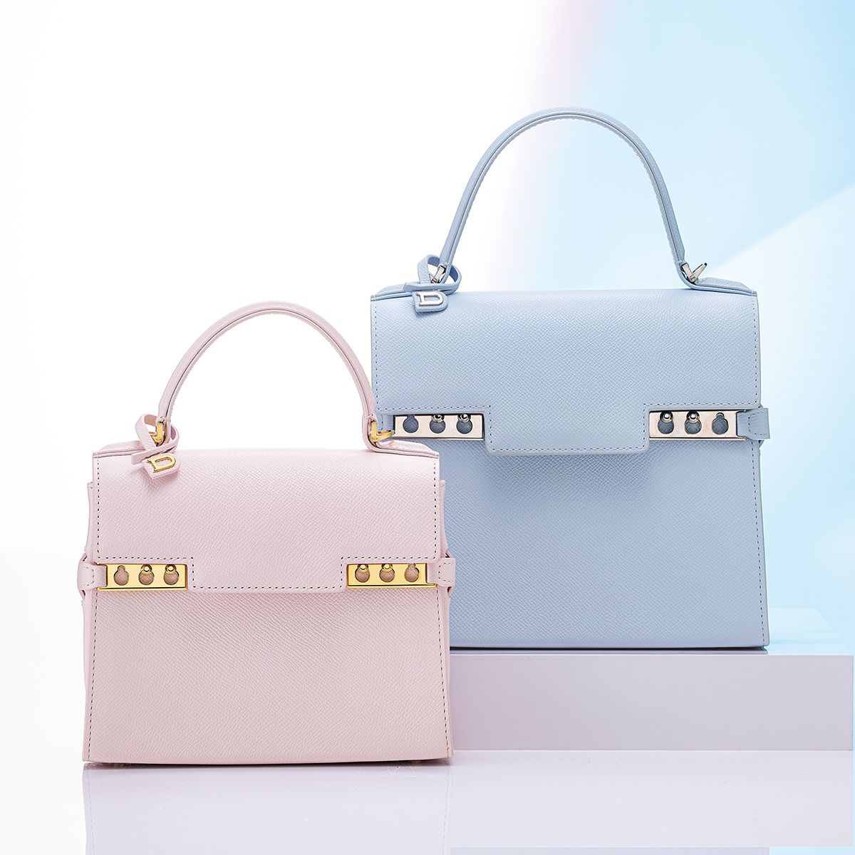 右・シボ感のある上質なレザーにパステルブルーが上品。小紋から訪問着までさまざまなきものにコーディネートしやすく、汎用性の高いデザインが魅力。「タンペート PM」（縦19.5×横21.5×マチ8.5センチ）93万3900円