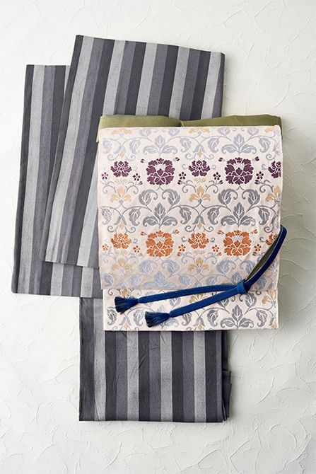 粋な縞に合わせても辛口になりすぎないのは、暖色で織り出した牡丹柄ならでは。