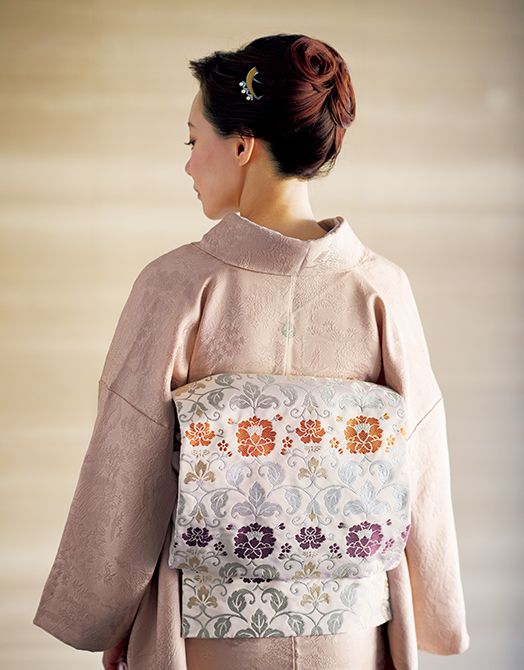 色数を抑えつつも、文様自体の格調が高く織りの質感もしっかりと表現されているので、自然と上品な存在感を放ちます。暖色系のきものに合わせれば柔らかな印象に。