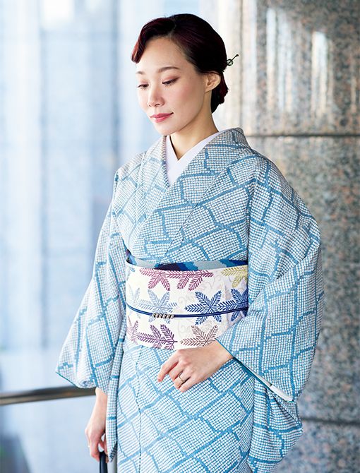 染め疋田で菱文を描いた清涼感溢れる小紋に合わせ、濃いブルーの帯揚げと帯締めで装い全体をきりりと引き締めた、同系色のコーディネート。初夏のお出かけに。