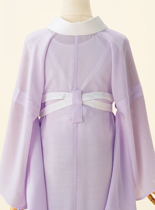 衿先に付いた紐と２段階の衣紋抜きで衿を美しくキープ